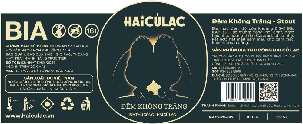 Tem chai Đêm Không Trăng trải phẳng: nền xanh đen, hai dáng hình ngồi sát nhau trong vầng sáng mỏng